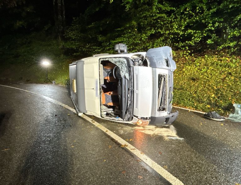 Gänsbrunnen SO: Camper kippt bei Unfall, Lenker schwer verletzt