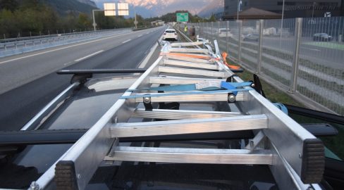 Domat/Ems GR: PW verliert Dachleiter, Unfall auf Autobahn