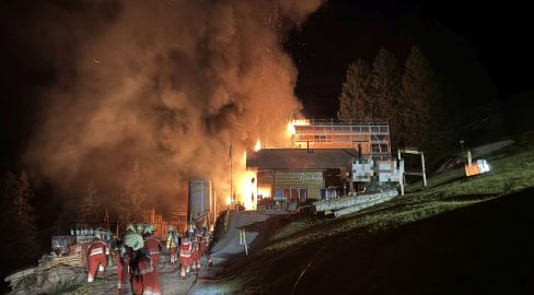 Elm GL: Brand bei Restaurant Bischofalp löst Grosseinsatz aus