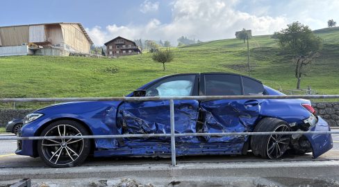 Steinen SZ: Crash mit drei Autos, Lenkerin (65) nach Unfall im Spital