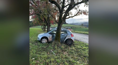Schmidigen-Mühleweg BE: PW knallt in Baum, Rega nach Unfall im Einsatz
