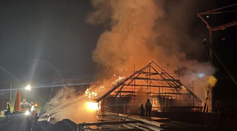 Liesberg BL: Brand zerstört Einfamilienhaus, Feuerwehr schützt Stall