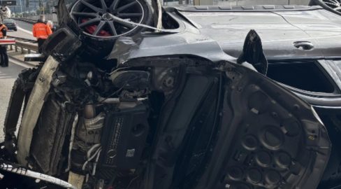Schaffhausen SH: PW überschlägt sich bei Unfall, Lenker (19) verletzt